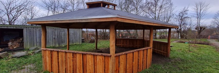 Bålhytte i rødlig træ - madpakkehus og multihus til naturlige områder.