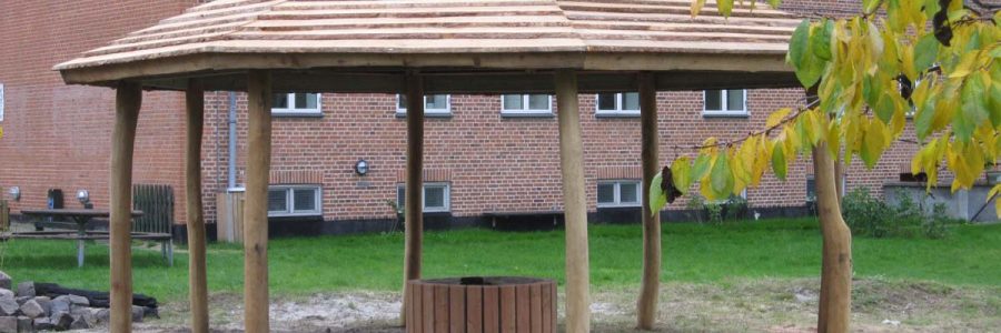 Billede af bålhytte nær beboelsesejendom. Kan bruges som madpakkehus eller multihus.