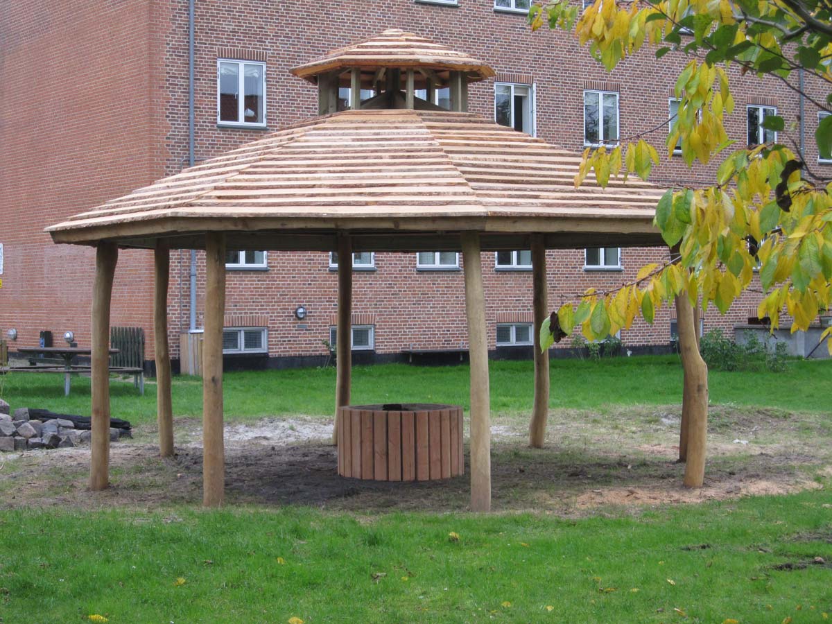 Billede af bålhytte nær beboelsesejendom. Kan bruges som madpakkehus eller multihus.